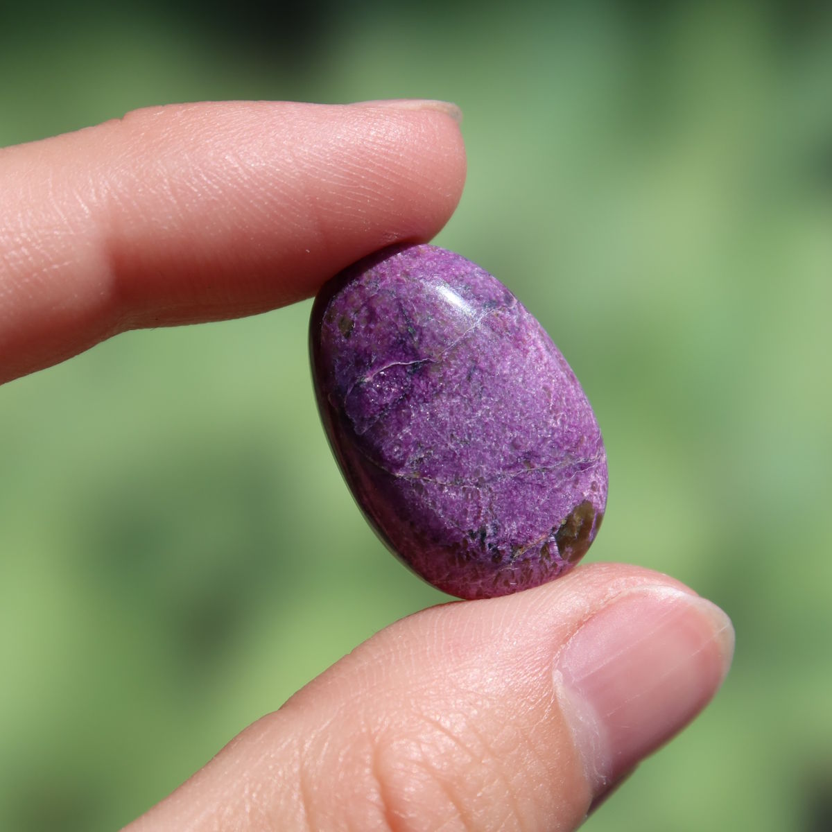 Natürlicher Stichtit Handschmeichler 25mm - innere Ruhe und Gelassenheit - UNIKAT Nr. 4 in einer Hand gehalten