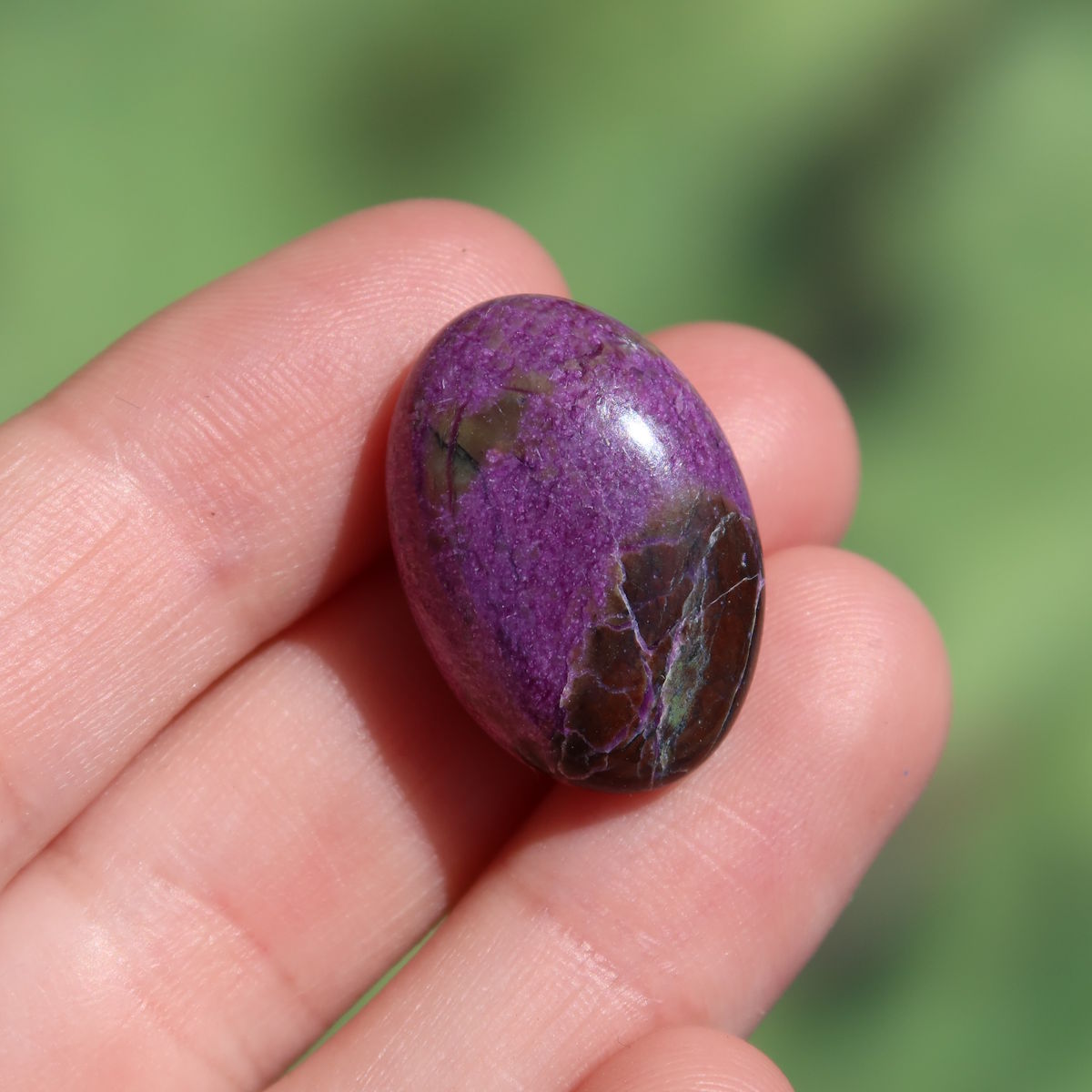 Natürlicher Stichtit Handschmeichler 23mm - innere Ruhe und Gelassenheit - UNIKAT Nr. 5 auf Handfläche