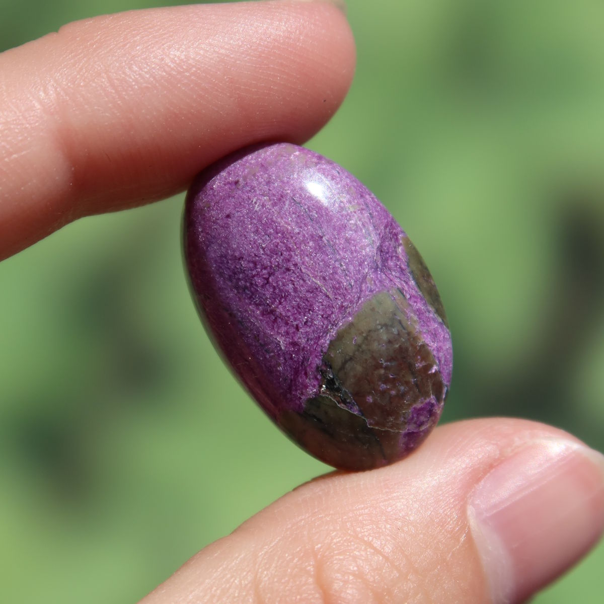 Natürlicher Stichtit Handschmeichler 25mm - innere Ruhe und Gelassenheit - UNIKAT Nr. 6, einzigartiger lila Stein mit individueller Struktur