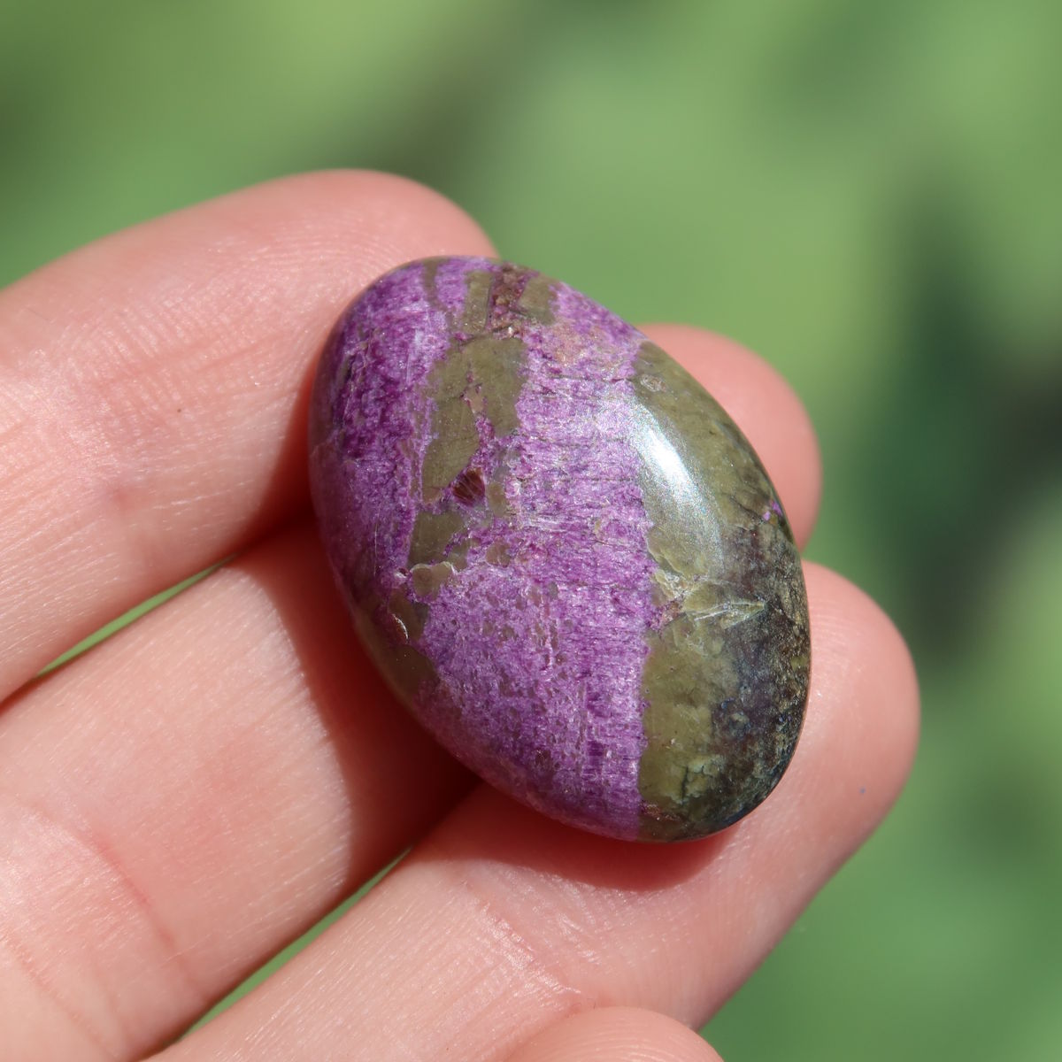 Natürlicher Stichtit Handschmeichler 28mm - innere Ruhe und Gelassenheit - UNIKAT Nr. 7 mit einzigartigen Farbverläufen im Sonnenlicht