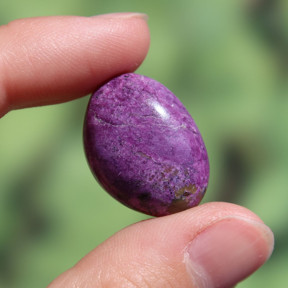 Natürlicher Stichtit Handschmeichler 24mm - innere Ruhe und Gelassenheit - UNIKAT Nr. 8 in Hand gehalten, zeigt einzigartige Textur