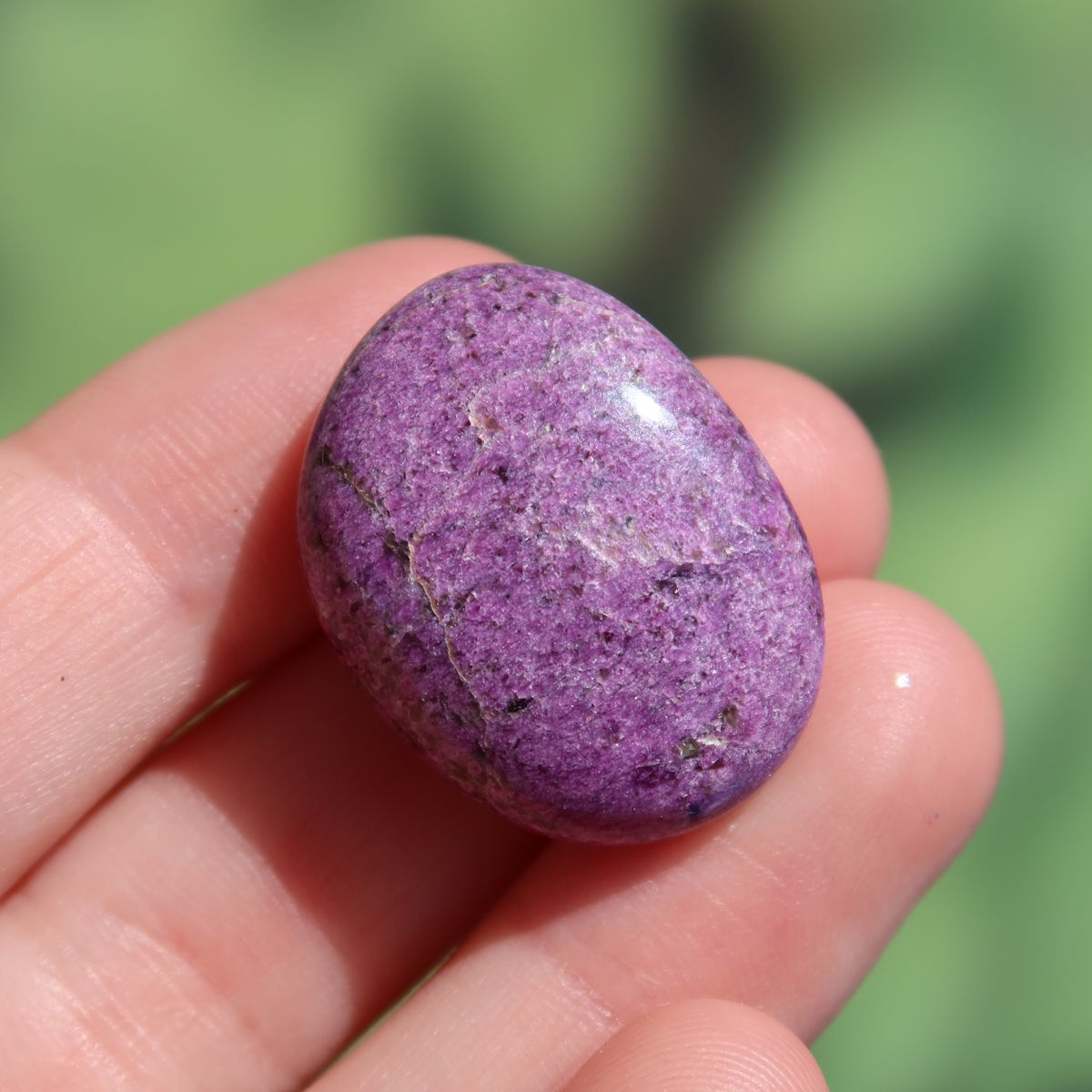 Natürlicher Stichtit Handschmeichler 26mm - innere Ruhe und Gelassenheit - UNIKAT Nr. 9, einzigartiger lila Stein in Hand gehalten