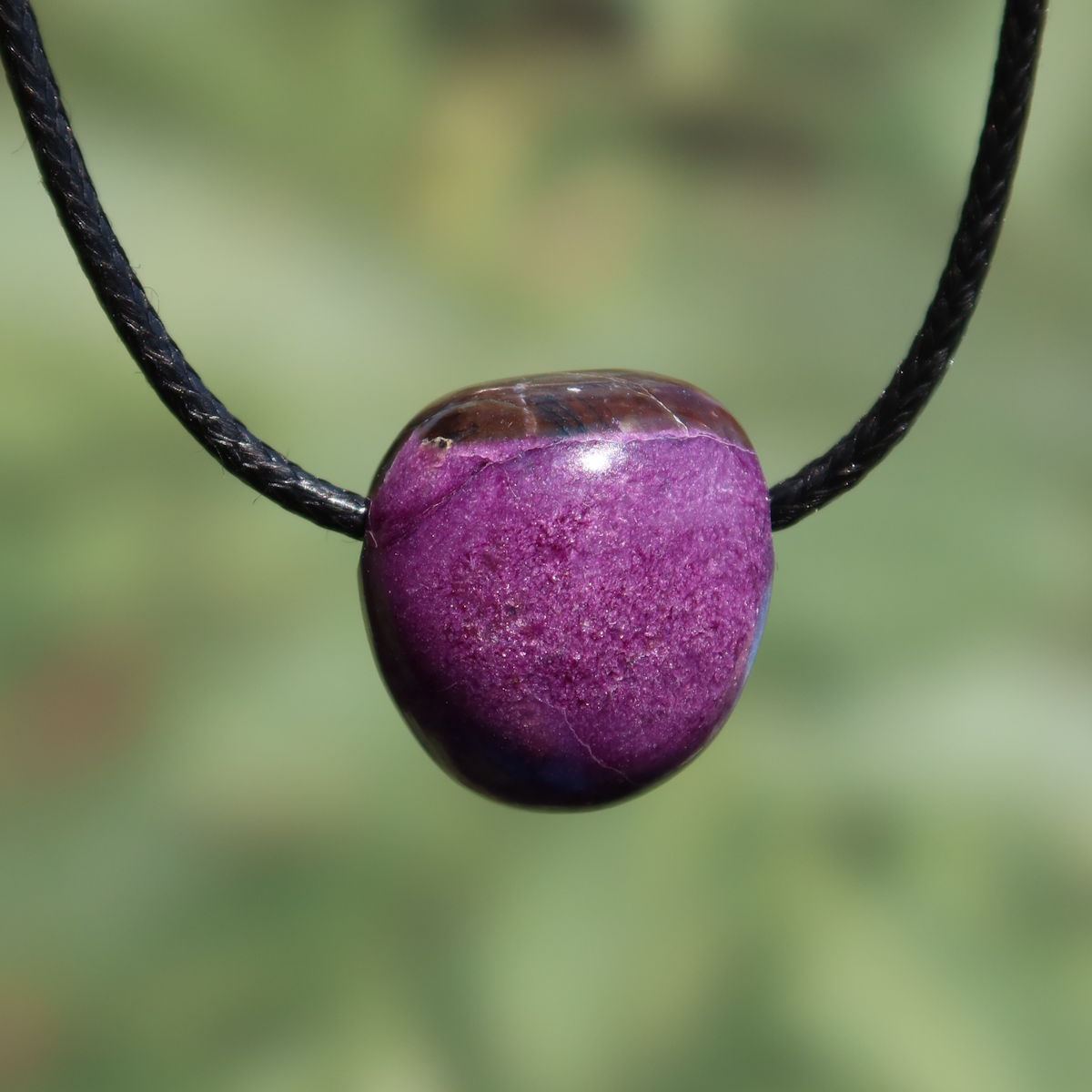 Natürlicher Stichtit gebohrt 21mm - innere Ruhe und Gelassenheit - UNIKAT Nr. 3 Anhänger in lila auf schwarzer Kordel
