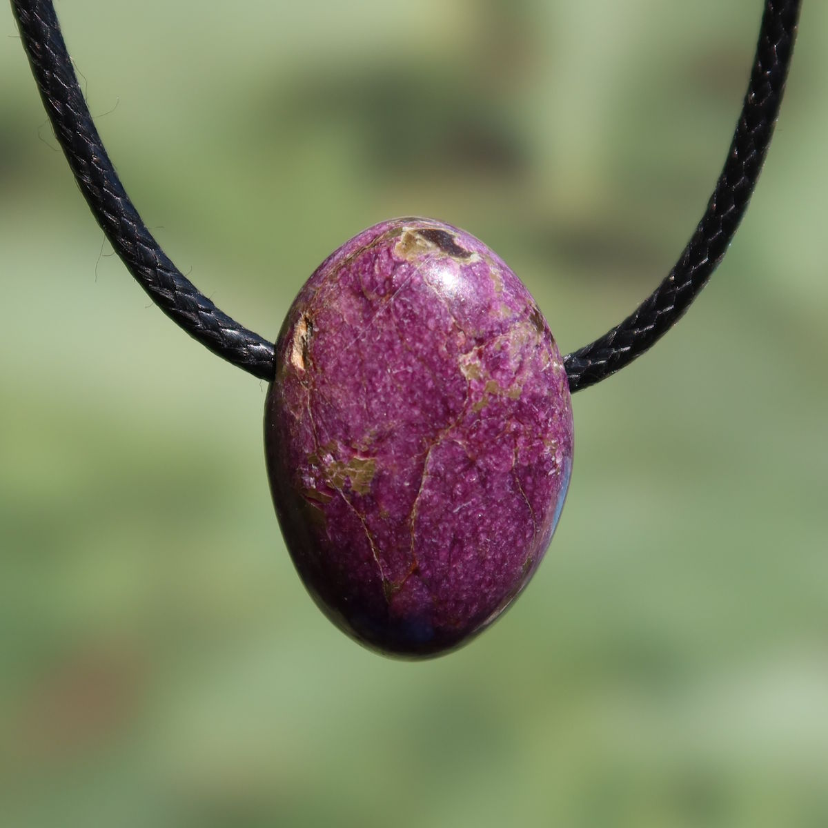 Natürlicher Stichtit gebohrt 26mm - innere Ruhe und Gelassenheit - UNIKAT Nr. 4 Anhänger in kräftigem Magenta auf schwarzer Kordel