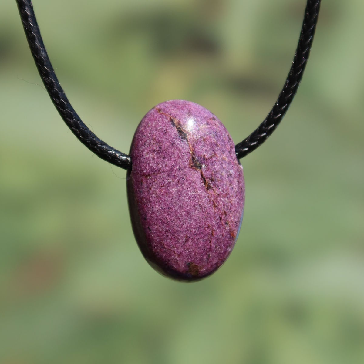 Natürlicher Stichtit gebohrt 26mm - innere Ruhe und Gelassenheit - UNIKAT Nr. 6, einzigartiger rosa Anhänger mit schwarzer Kordel