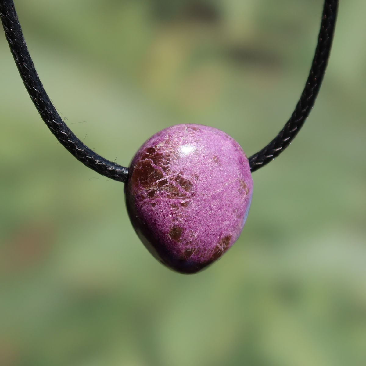 Natürlicher Stichtit gebohrt 20mm - innere Ruhe und Gelassenheit - UNIKAT Nr. 7 Anhänger mit einzigartigem Farbverlauf auf schwarzer Kette