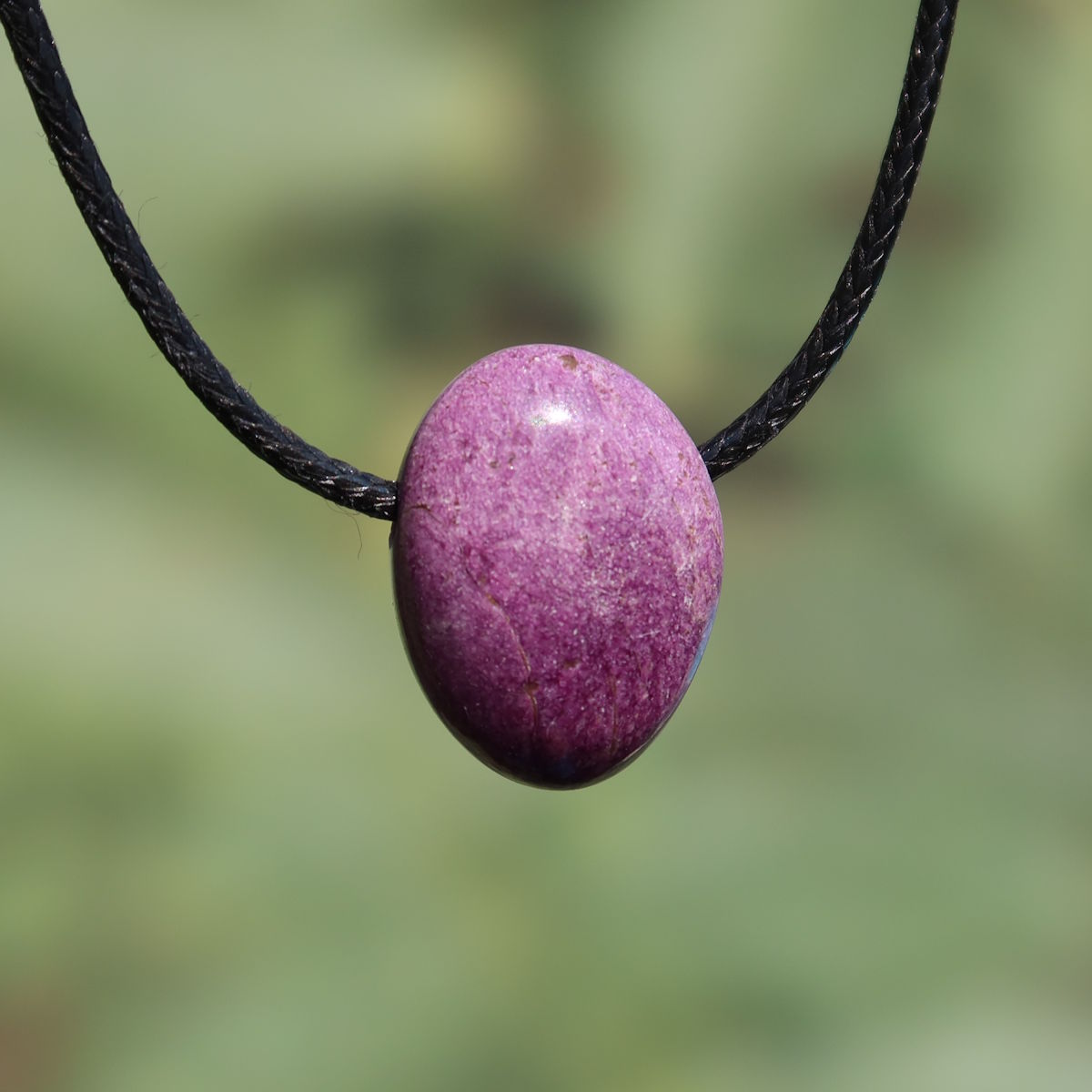 Natürlicher Stichtit gebohrt 25mm - innere Ruhe und Gelassenheit - UNIKAT Nr. 9, lila Anhänger an schwarzem Kordel