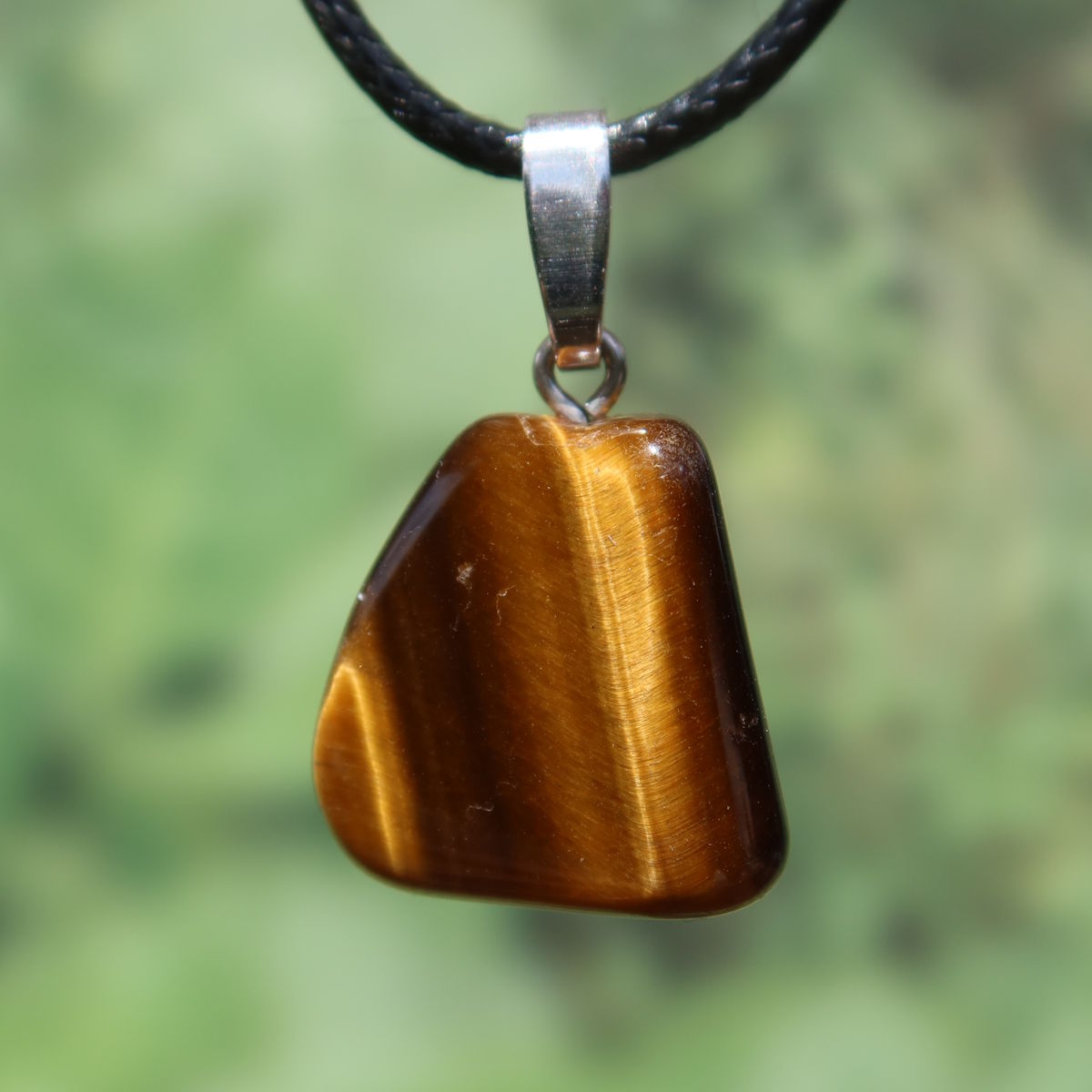 Tigerauge Anhänger 20mm - Selbstbewusstsein und Konzentration - UNIKAT Nr. 10 mit Silberöse auf schwarzem Band