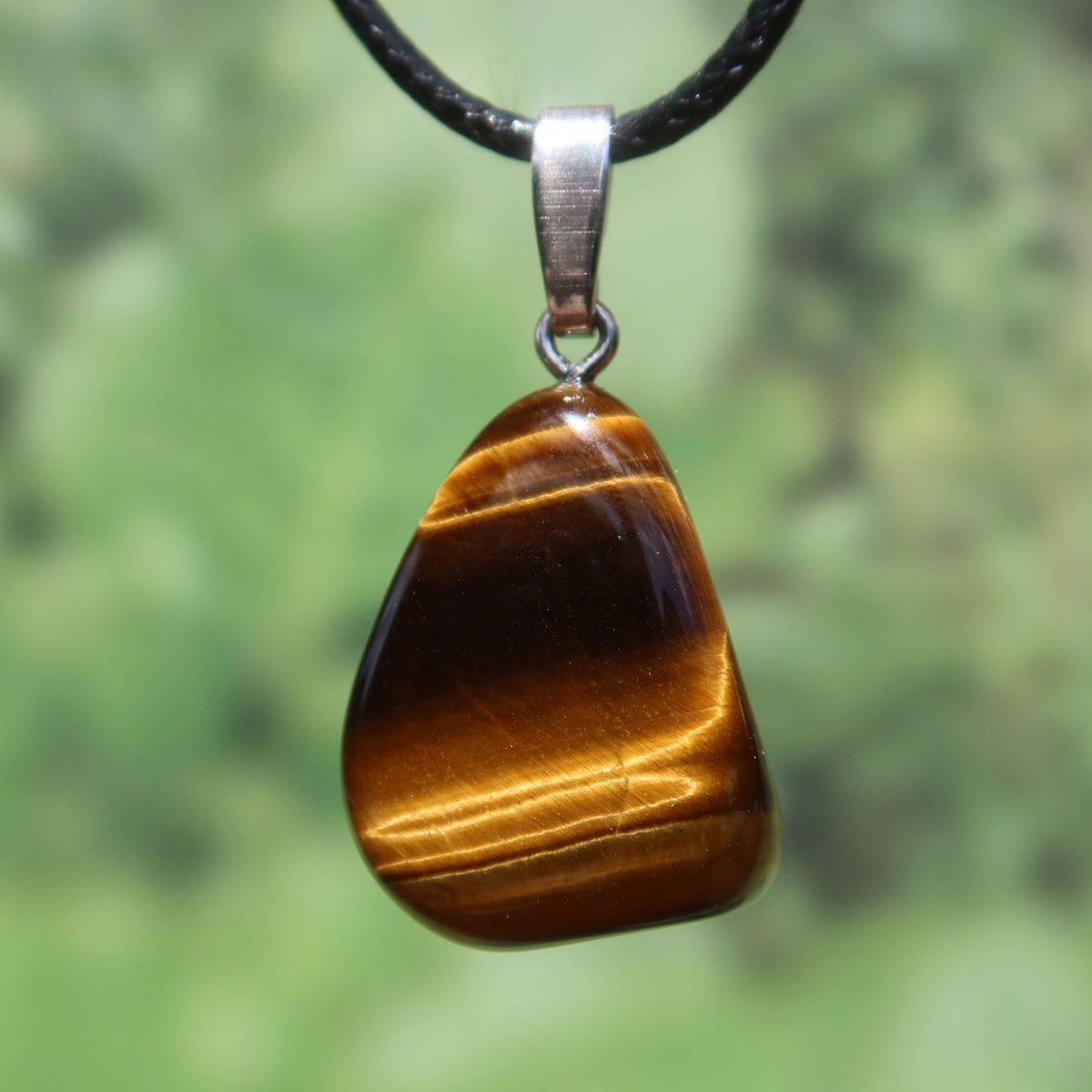 Tigerauge Anhänger 26mm - Selbstbewusstsein und Konzentration - UNIKAT Nr. 11, glänzend und einzigartig mit Silberöse.