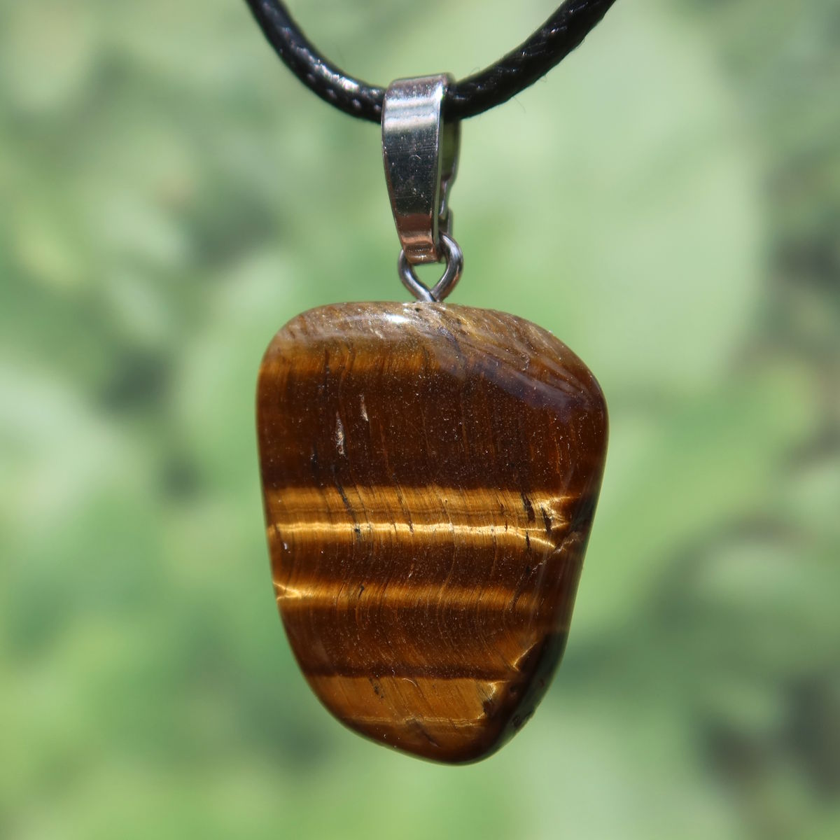 Tigerauge Anhänger 36mm - Selbstbewusstsein und Konzentration - UNIKAT Nr. 15, glänzender Schmuck mit einzigartigem Schimmer und Streifen.