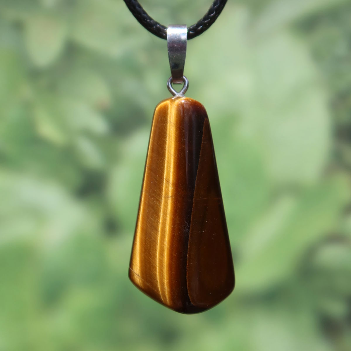 Tigerauge Anhänger 38mm - Selbstbewusstsein und Konzentration - UNIKAT Nr. 1, glänzender Schmuck mit einzigartigem Schimmer und Streifen.