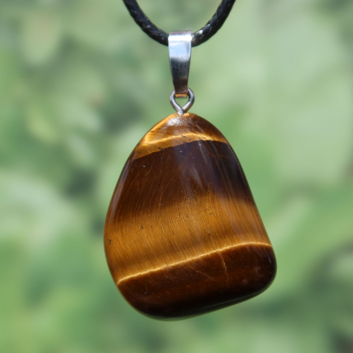 Tigerauge Anhänger 35mm - Selbstbewusstsein und Konzentration - UNIKAT Nr. 8 mit charakteristischem Schimmer und markanten Streifen.