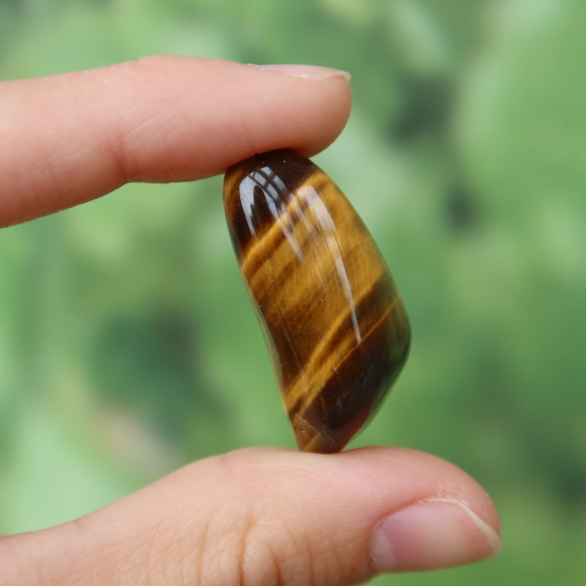Tigerauge Handschmeichler 33mm - Selbstbewusstsein und Konzentration - Unikat Nr. 10 in Hand gehalten