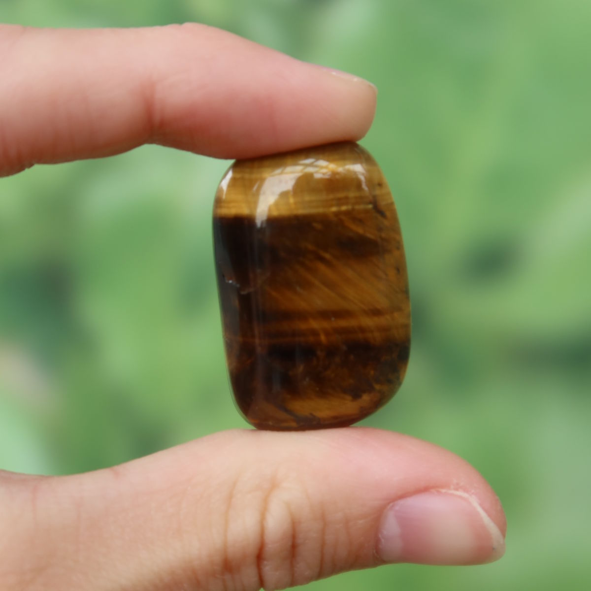 Tigerauge Handschmeichler 32mm - Selbstbewusstsein und Konzentration - Unikat Nr. 15 in Hand gehalten