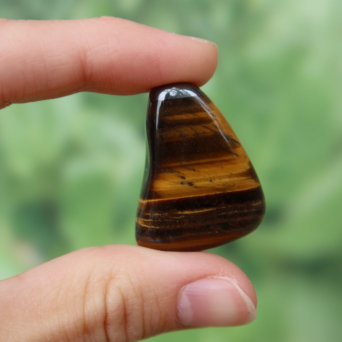 Tigerauge Handschmeichler 30mm - Selbstbewusstsein und Konzentration - Unikat Nr. 17 in Hand, glänzend und markant gestreift
