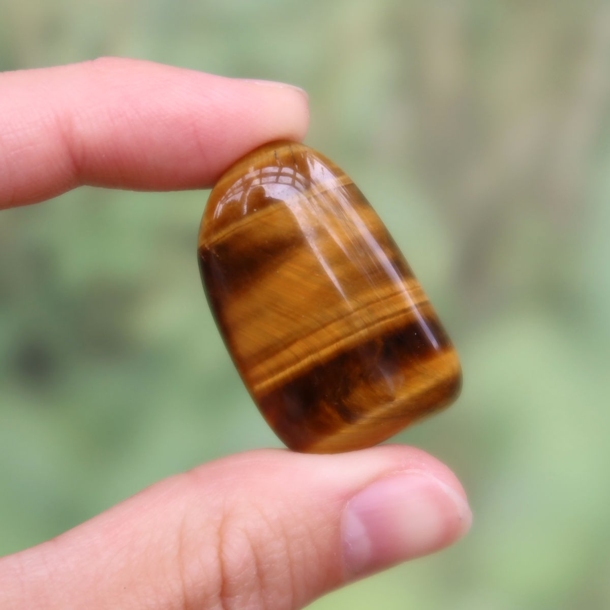 Tigerauge Handschmeichler 35mm - Selbstbewusstsein und Konzentration - Unikat Nr. 1 in einer Hand gehalten.