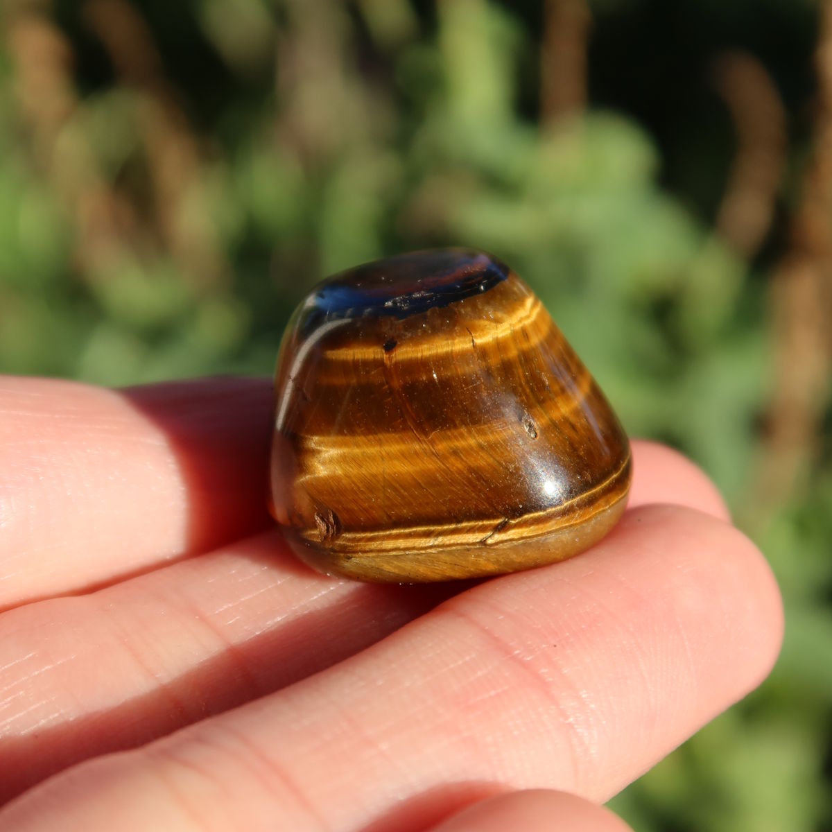 Tigerauge Handschmeichler 20mm - Selbstbewusstsein und Konzentration - Unikat Nr. 20, glänzender Edelstein mit Streifen in Hand