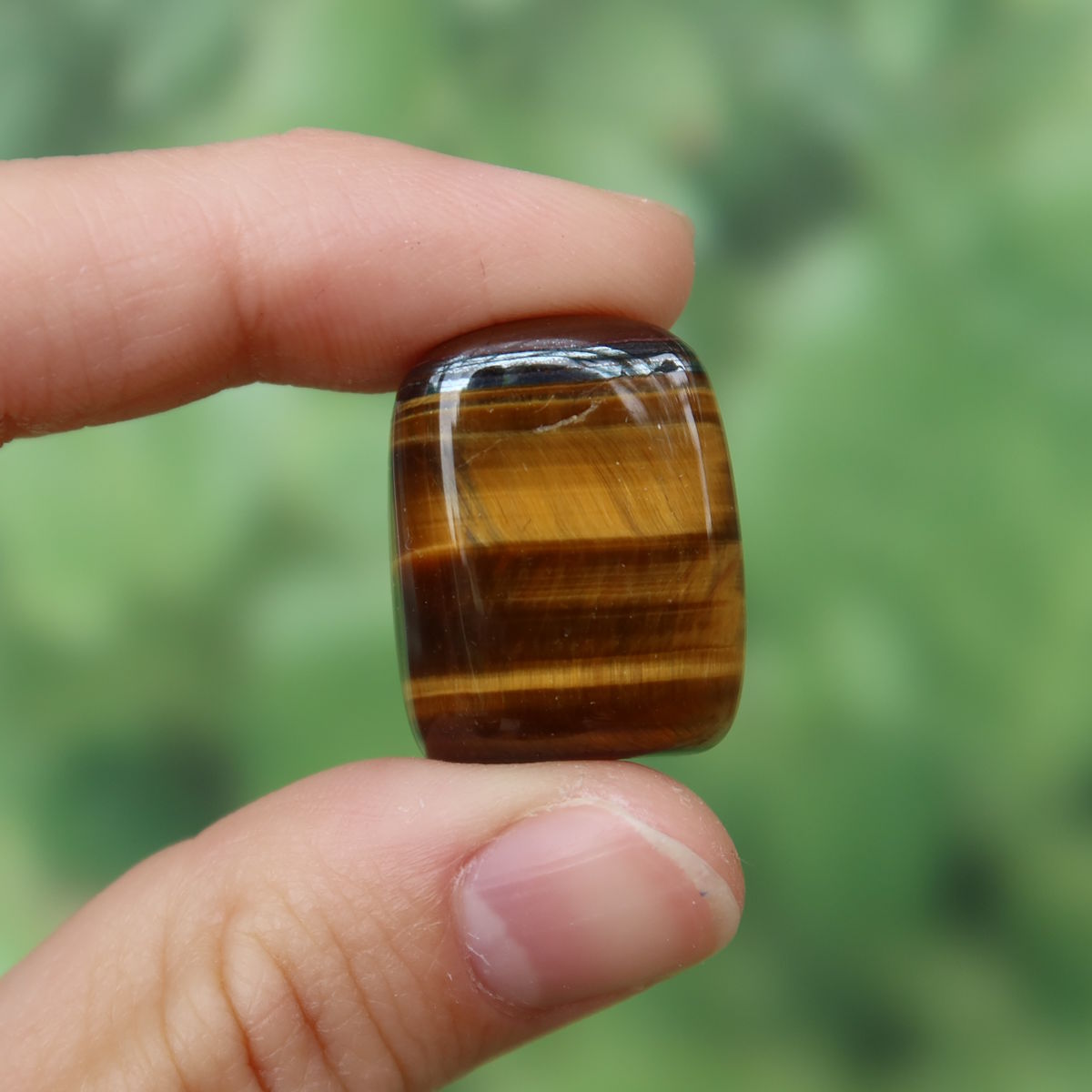 Tigerauge Handschmeichler 21mm - Selbstbewusstsein und Konzentration - Unikat Nr. 23 in Hand