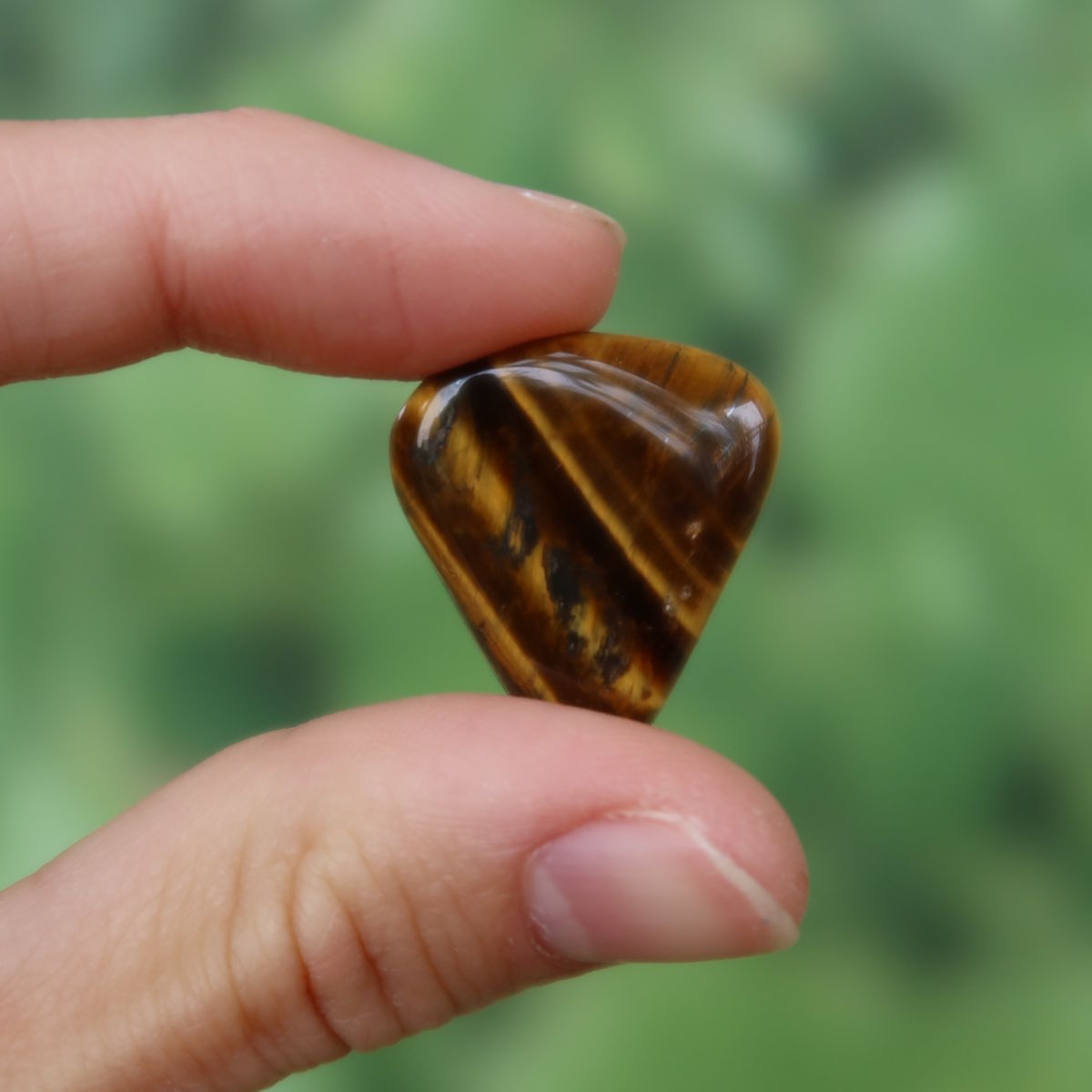 Tigerauge Handschmeichler 20mm - Selbstbewusstsein und Konzentration - Unikat Nr. 24, glänzender Stein in Hand gehalten