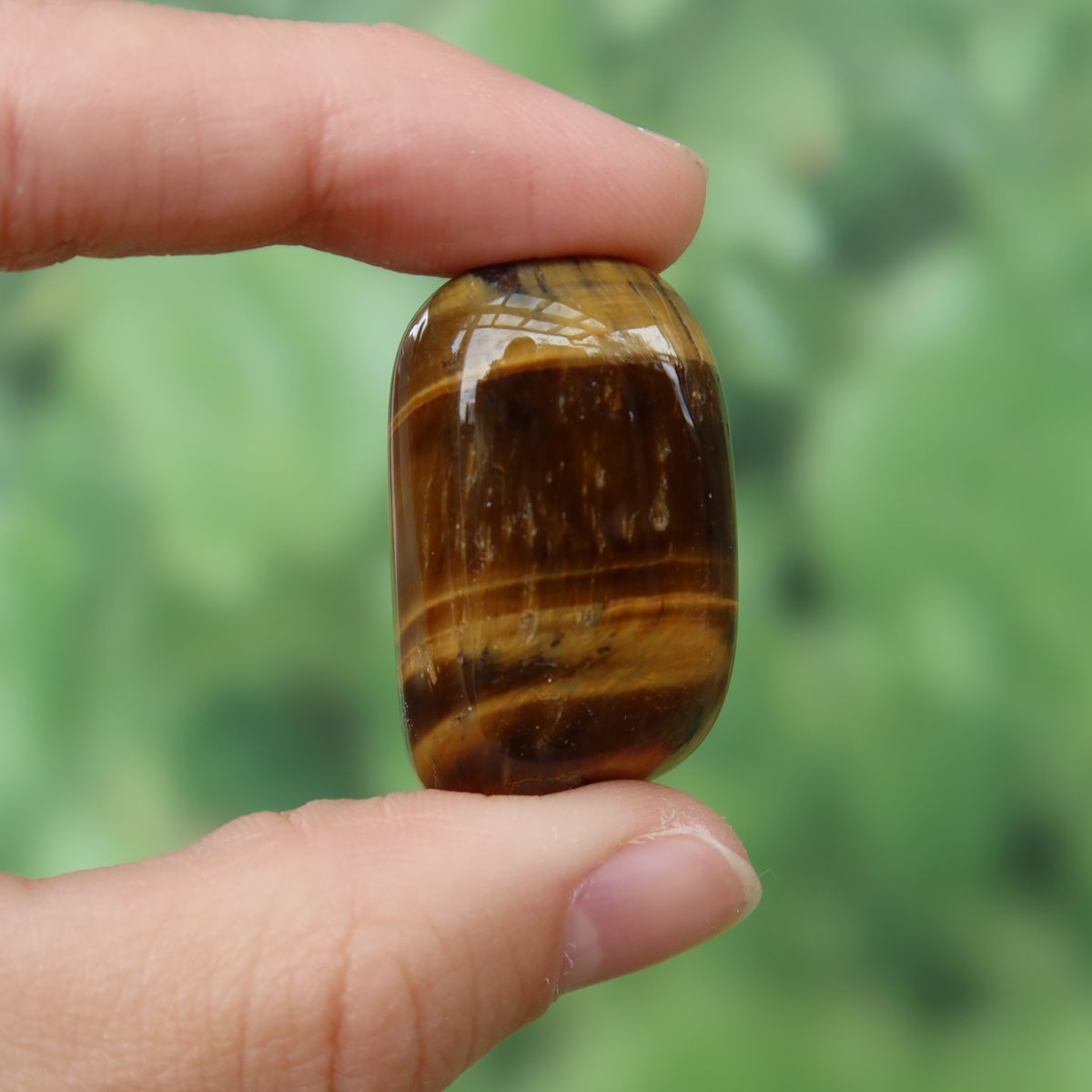 Tigerauge Handschmeichler 35mm - Selbstbewusstsein und Konzentration - Unikat Nr. 26, glänzender brauner Stein mit natürlichem Schimmer.