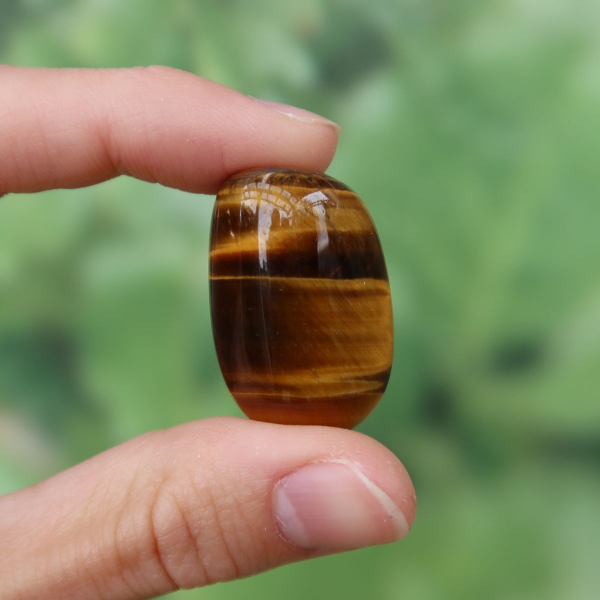 Tigerauge Handschmeichler 30mm - Selbstbewusstsein und Konzentration - Unikat Nr. 28, in Hand gehalten, charakteristischer Schimmer