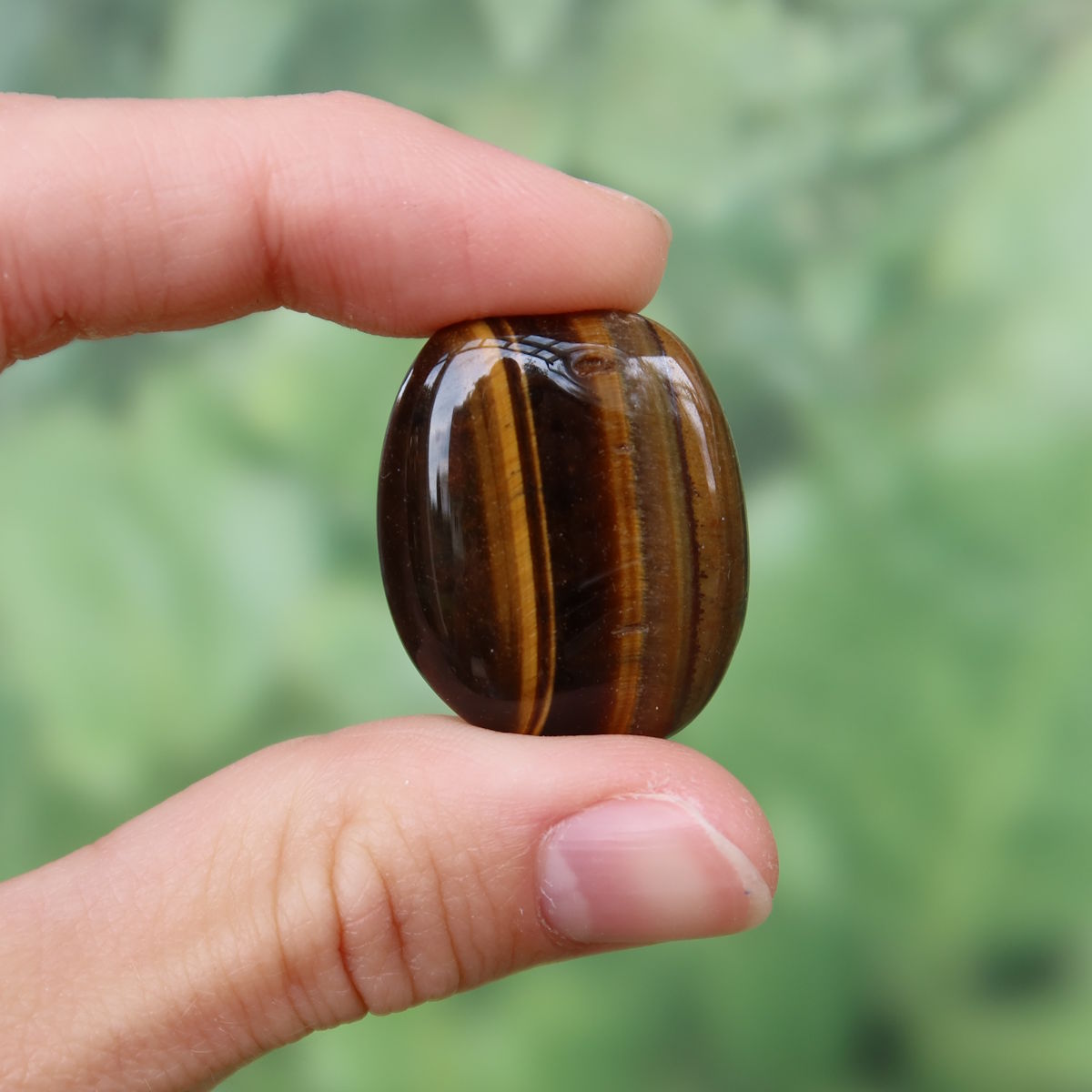Tigerauge Handschmeichler 28mm - Selbstbewusstsein und Konzentration - Unikat Nr. 29, glänzend mit markanten Streifen.