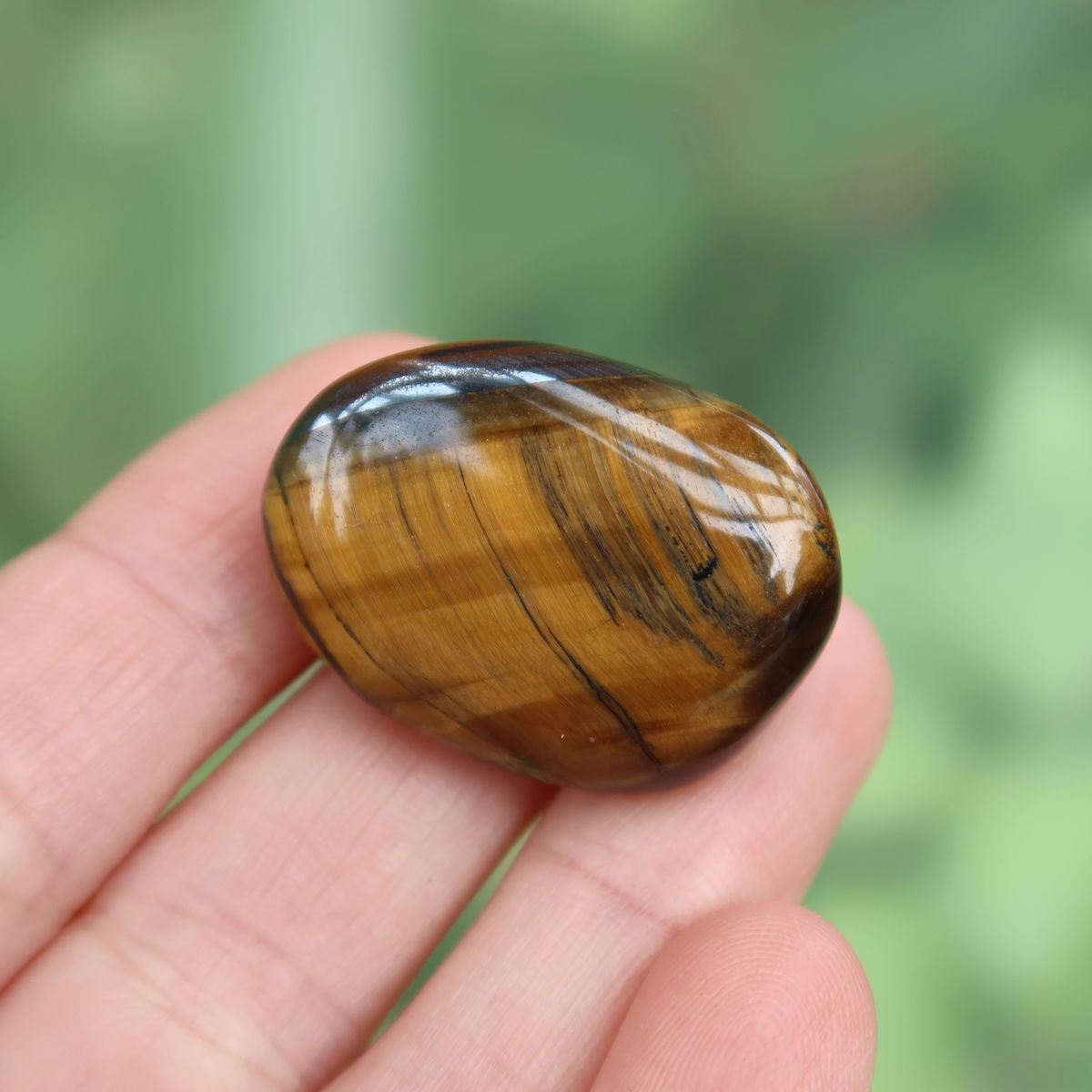 Tigerauge Handschmeichler 30mm - Selbstbewusstsein und Konzentration - Unikat Nr. 3 in Hand mit markanten Streifen und Schimmer