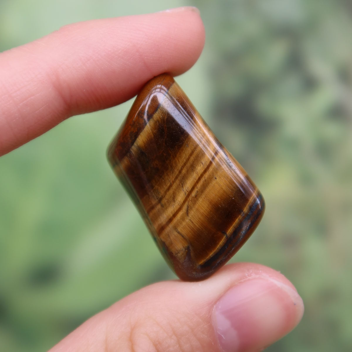 Tigerauge Handschmeichler 30mm - Selbstbewusstsein und Konzentration - Unikat Nr. 4, glänzend mit charakteristischem Schimmer.