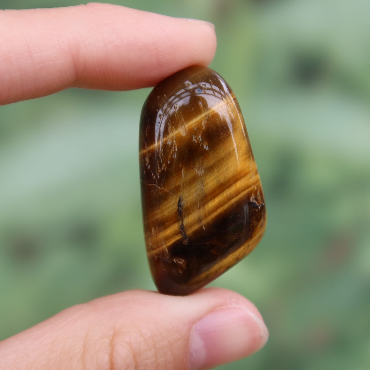 Tigerauge Handschmeichler 35mm - Selbstbewusstsein und Konzentration - Unikat Nr. 6 in Hand gehalten