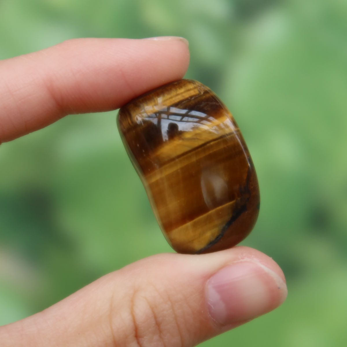 Tigerauge Handschmeichler 30mm - Selbstbewusstsein und Konzentration - Unikat Nr. 8 mit charakteristischem Schimmer und Streifen.