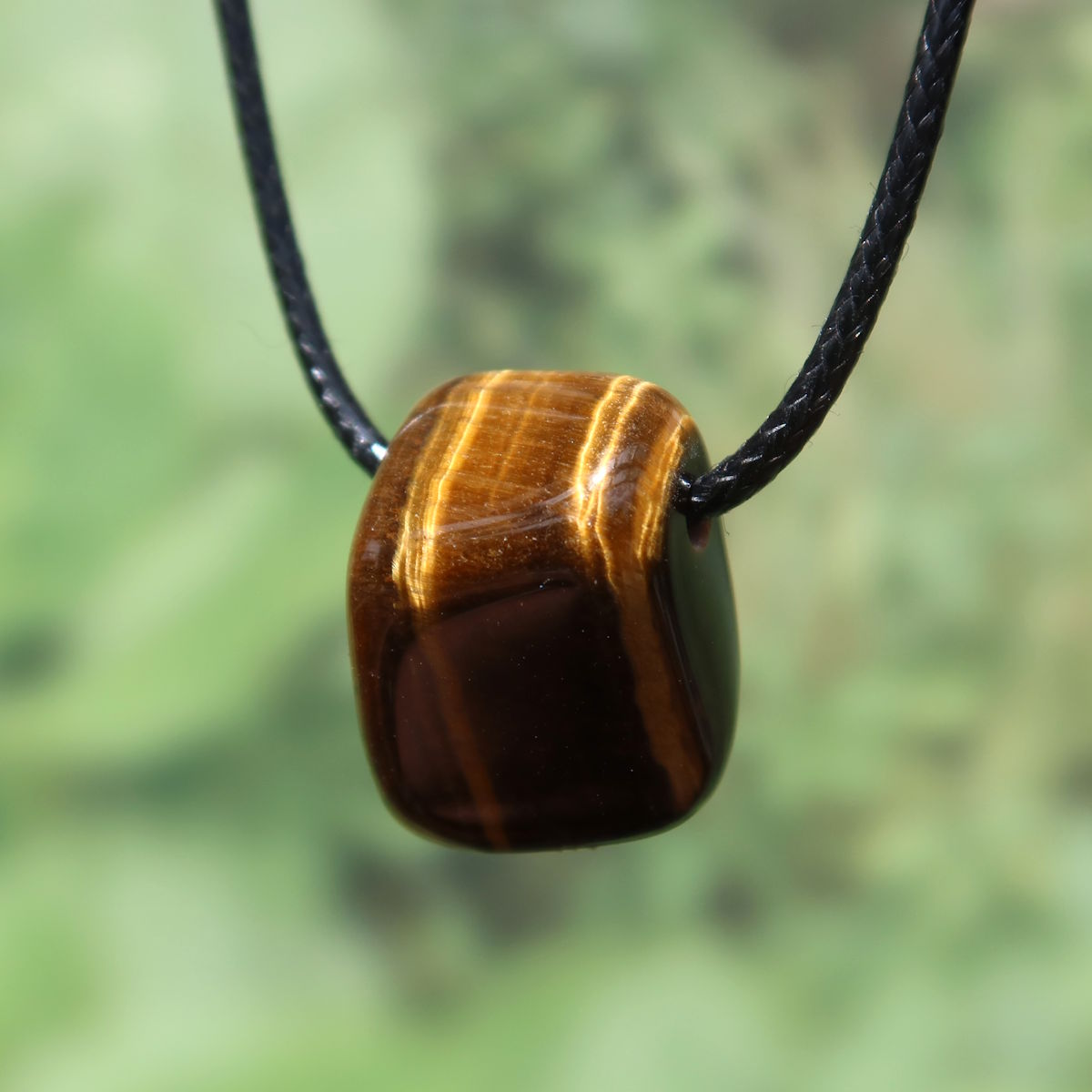 Tigerauge gebohrt - Selbstbewusstsein und Konzentration - UNIKAT Nr. 10 Anhänger mit markanten Streifen auf schwarzer Kette.