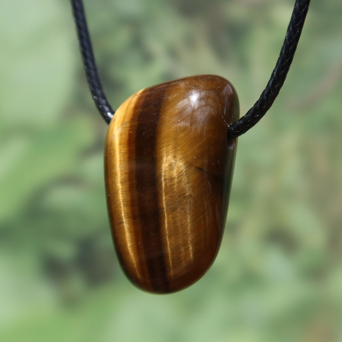 Tigerauge gebohrt - Selbstbewusstsein und Konzentration - UNIKAT Nr. 11, glänzender Anhänger mit charakteristischem Schimmer