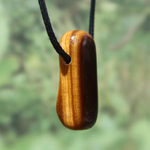 Tigerauge gebohrt - Selbstbewusstsein und Konzentration - UNIKAT Nr. 13 Anhänger mit markantem Schimmer und Streifen