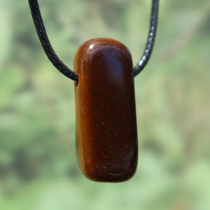 Tigerauge gebohrt - Selbstbewusstsein und Konzentration - UNIKAT Nr. 13 Anhänger mit markantem Schimmer und Streifen auf schwarzer Kordel.