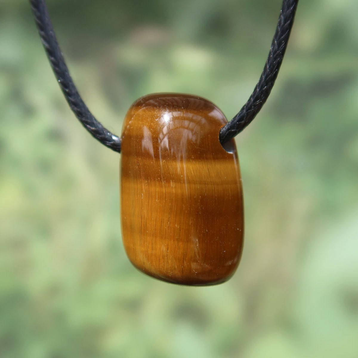 Tigerauge gebohrt - Selbstbewusstsein und Konzentration - UNIKAT Nr. 14, glänzender Anhänger mit markanten Streifen auf schwarzem Band