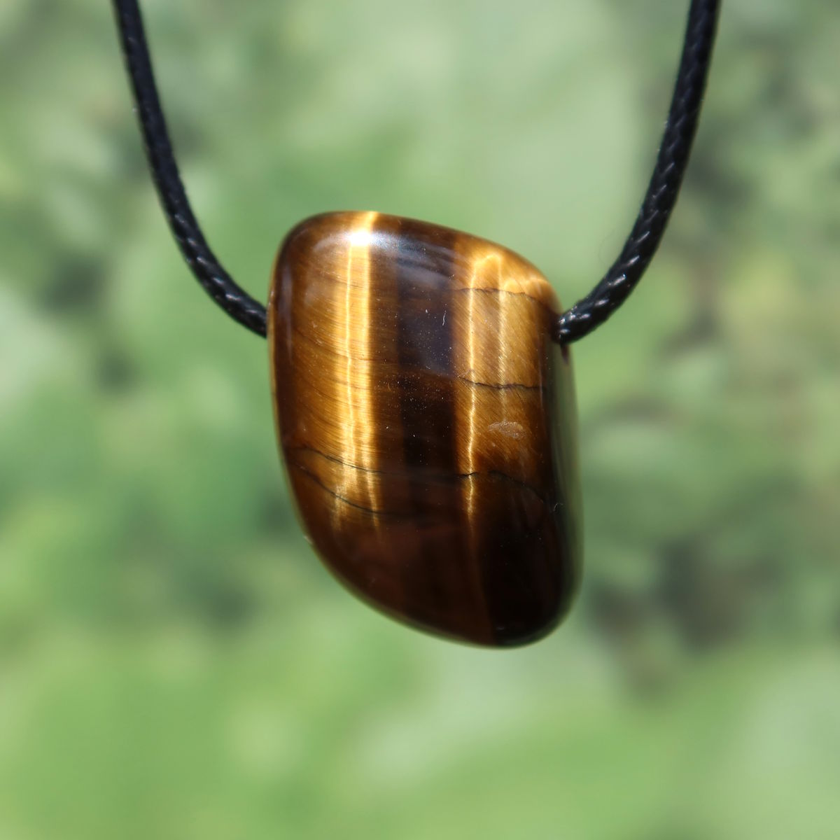 Tigerauge gebohrt - Selbstbewusstsein und Konzentration - UNIKAT Nr. 3 Schmuckanhänger mit charakteristischem Schimmer und Streifen.