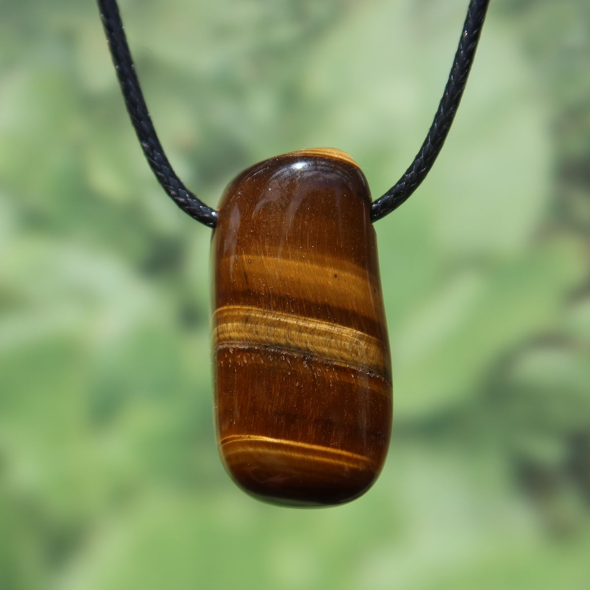 Tigerauge gebohrt - Selbstbewusstsein und Konzentration - UNIKAT Nr. 4, einzigartiger Anhänger mit charakteristischen Streifen.