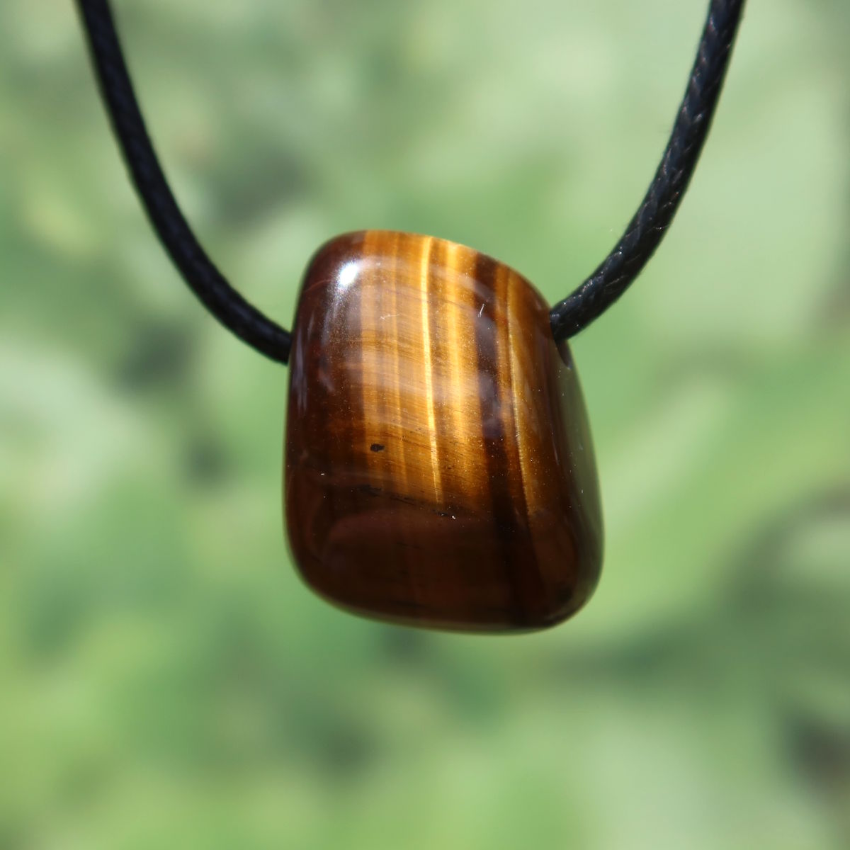 Anhänger Tigerauge gebohrt - Selbstbewusstsein und Konzentration - UNIKAT Nr. 5 mit charakteristischem Schimmer und Streifen