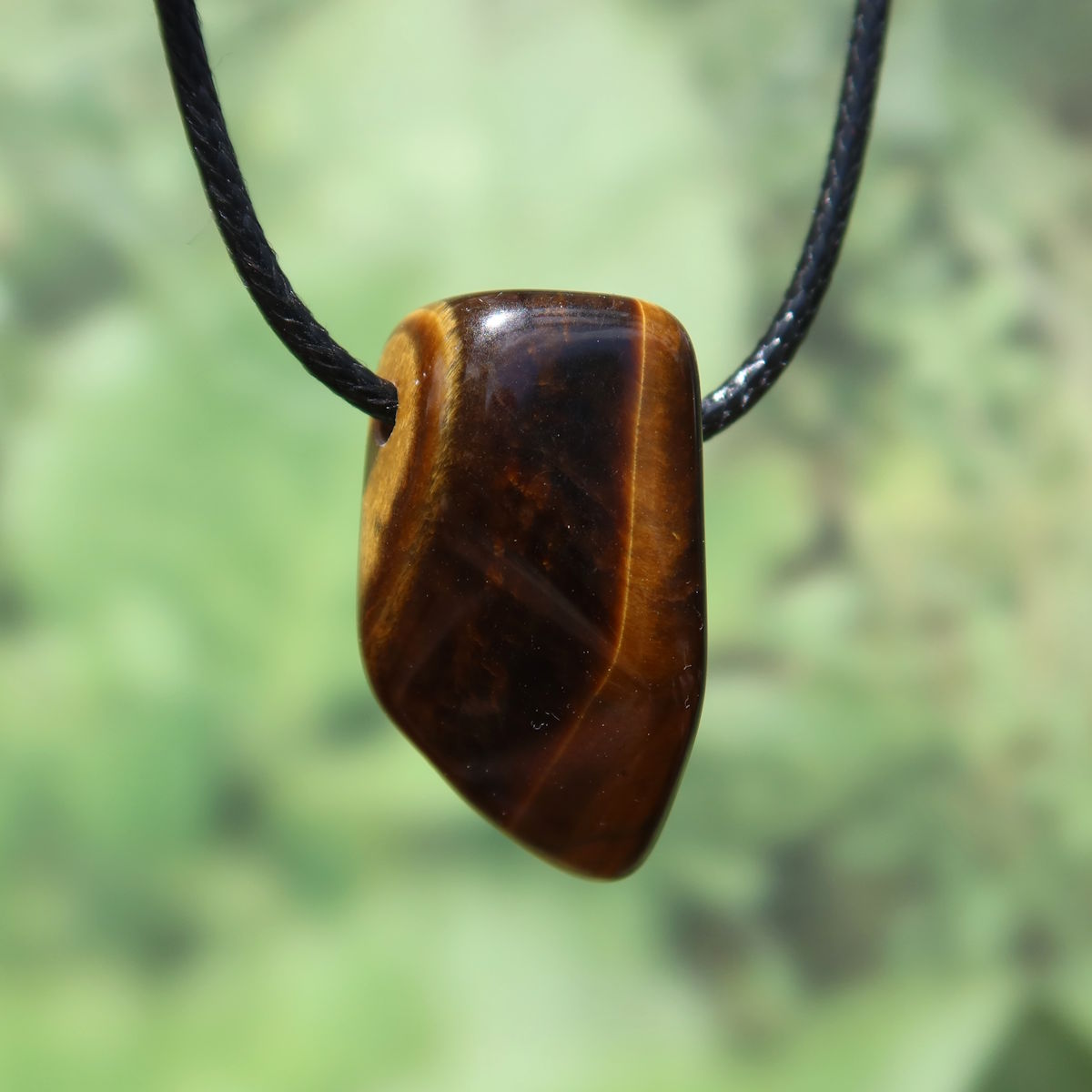 Tigerauge gebohrt - Selbstbewusstsein und Konzentration - UNIKAT Nr. 7 glänzender Anhänger mit charakteristischem Schimmer und Streifen