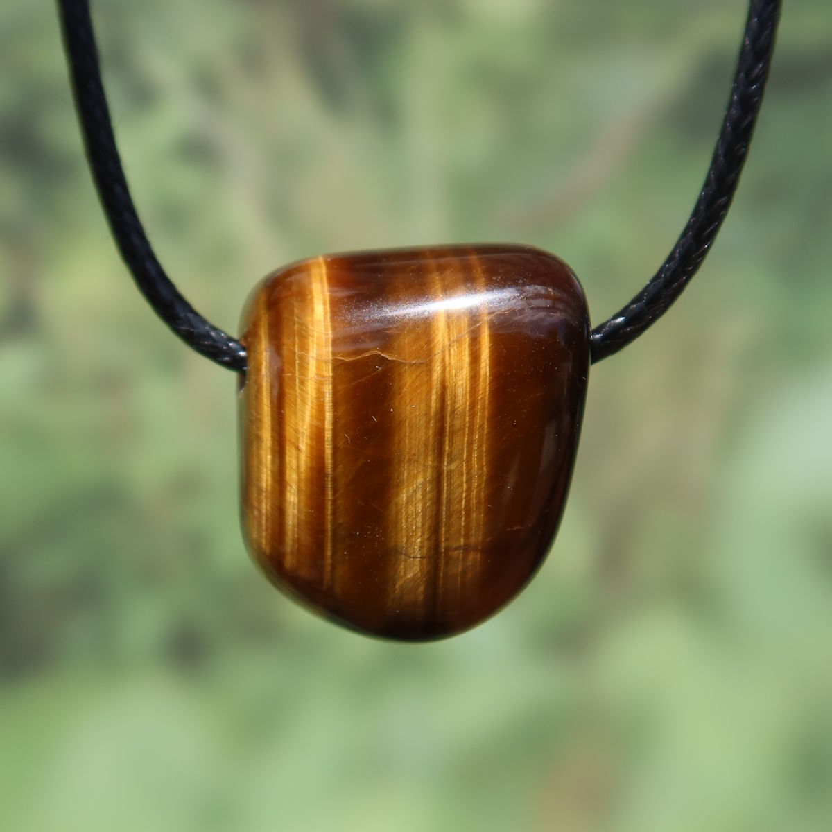 Tigerauge gebohrt - Selbstbewusstsein und Konzentration - UNIKAT Nr. 8 Anhänger mit markanten Streifen als einzigartiges Schmuckstück