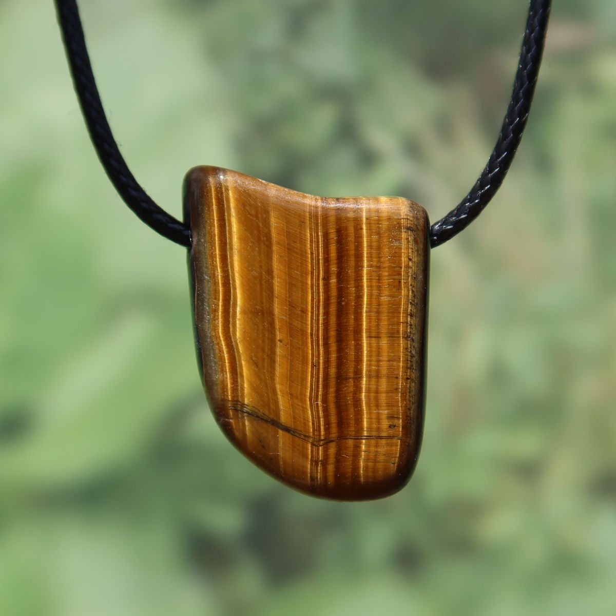 Tigerauge gebohrt - Selbstbewusstsein und Konzentration - UNIKAT Nr. 9 Anhänger mit markanten Streifen und glänzender Oberfläche