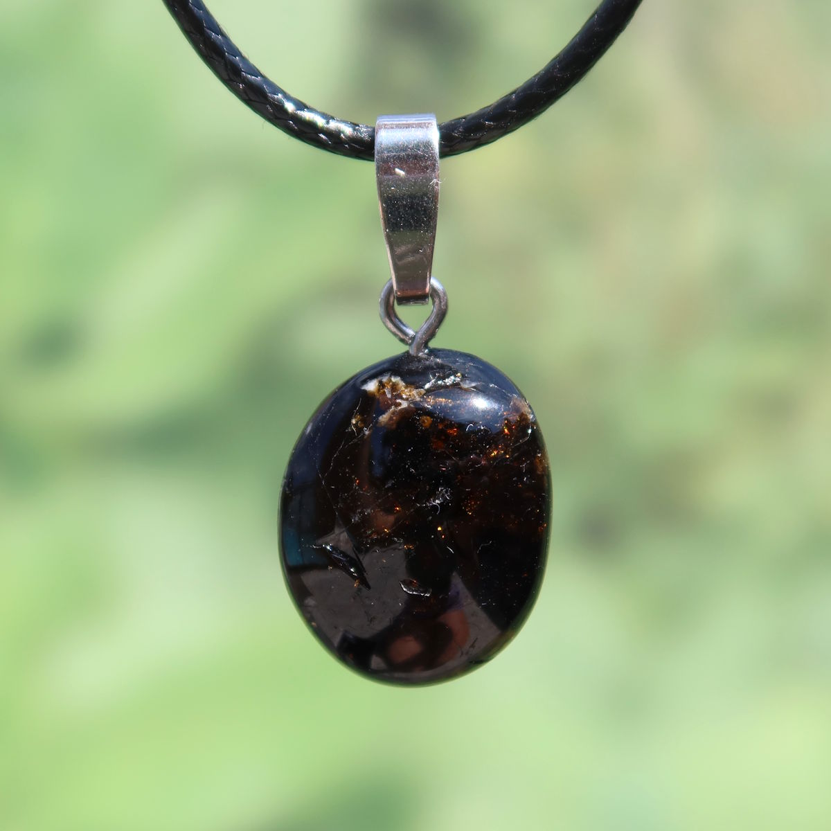 Turmalin Dravit Anhänger mit Silberschlaufe, unikaler brauner Edelstein an Lederband, 20mm, fördert Selbstsicherheit und Entspannung.