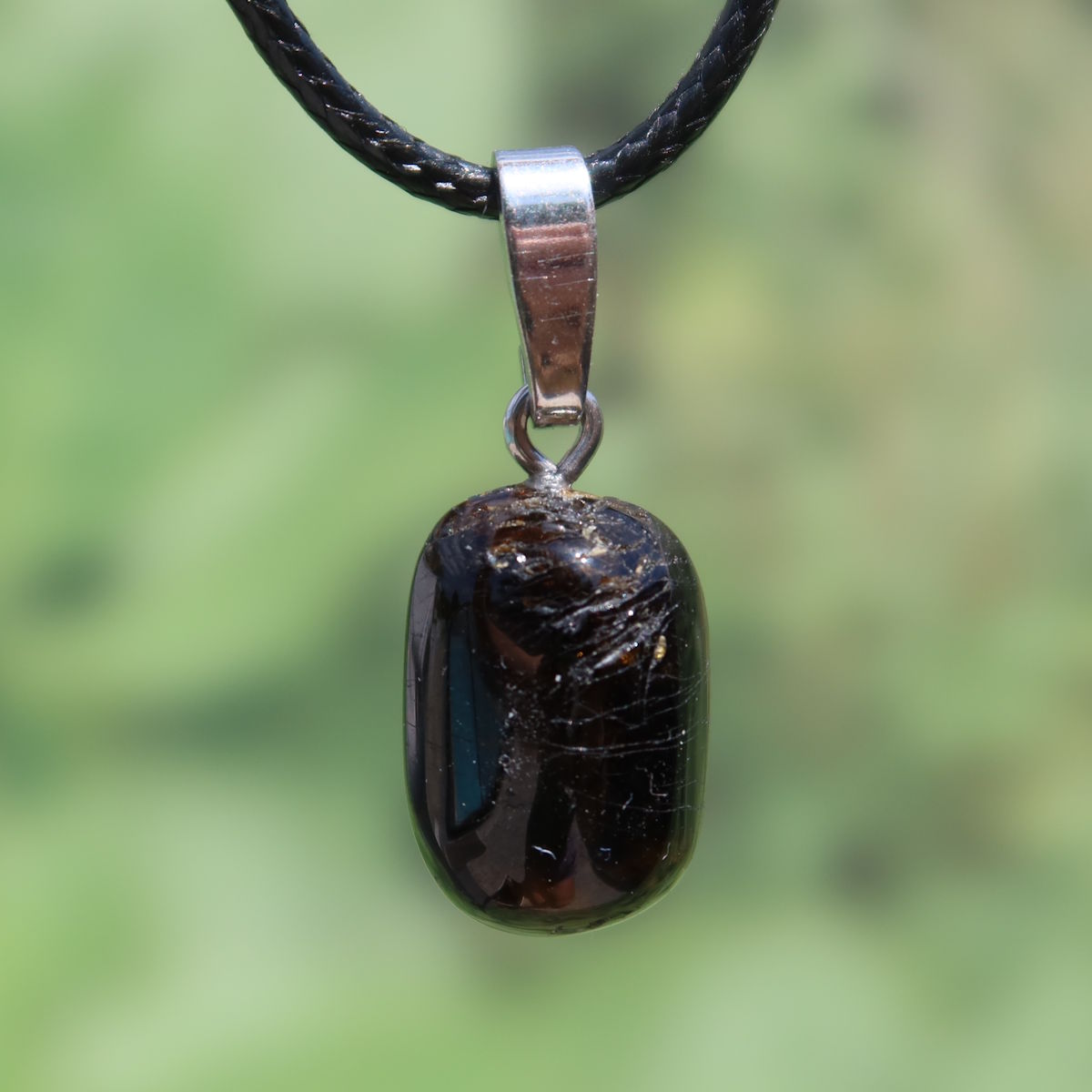 Turmalin Dravit Anhänger mit Silberschlaufe, Unikat Nr. 14, in tiefem Braun, Naturstein für Selbstsicherheit und Entspannung, 16mm