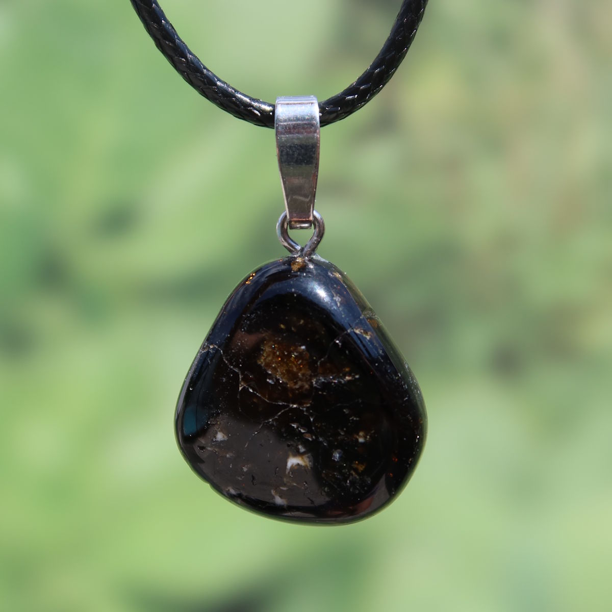 Turmalin Dravit Anhänger mit Silberschlaufe, natürlicher brauner Edelstein zur Entspannung, einzigartiges Unikat Schmuckstück.