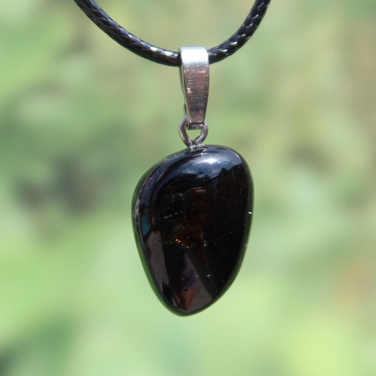 Turmalin Dravit Anhänger mit Silberschlaufe, einzigartiger brauner Stein, Stärke und Entspannung, 23mm Unikat auf Schmuckkette