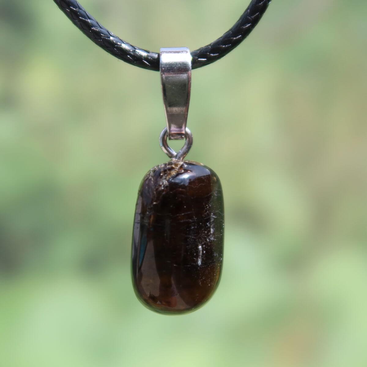 Turmalin Dravit Anhänger mit Silberschlaufe, brauner Edelstein mit funkelnden Nuancen auf schwarzer Kette