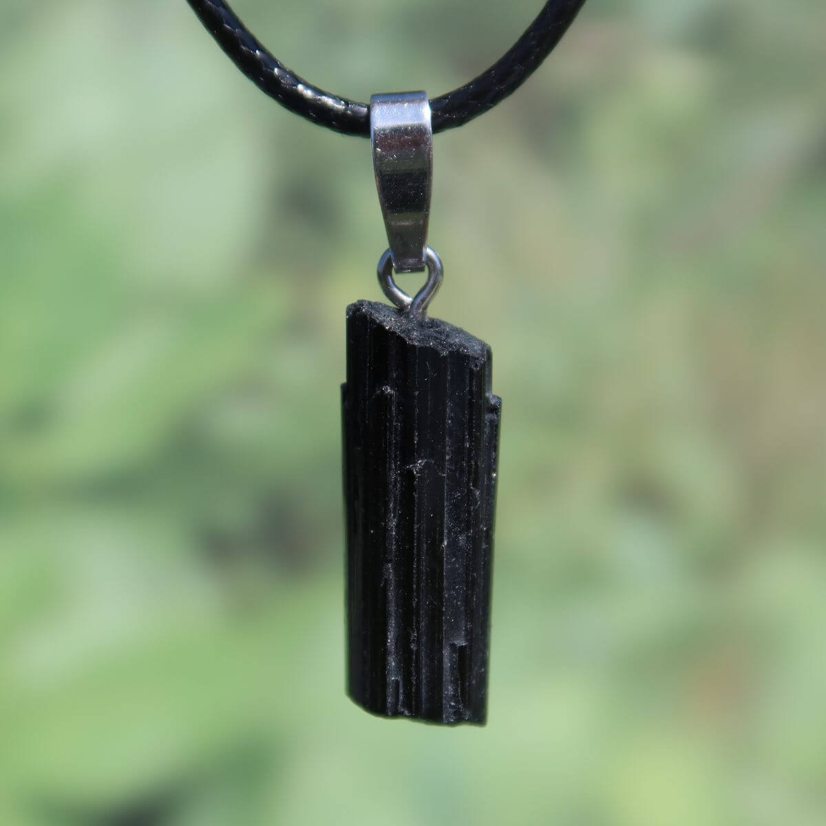 Turmalin Schörl - Turmalin schwarz Anhänger 27mm - Schutz und Abgrenzung - UNIKAT Nr. 12 in natürlichem Licht.