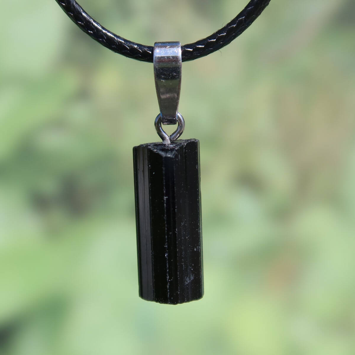 Turmalin Schörl - Turmalin schwarz Anhänger 22mm - Schutz und Abgrenzung - UNIKAT Nr. 13, eleganter schwarzer Stein auf Lederkette