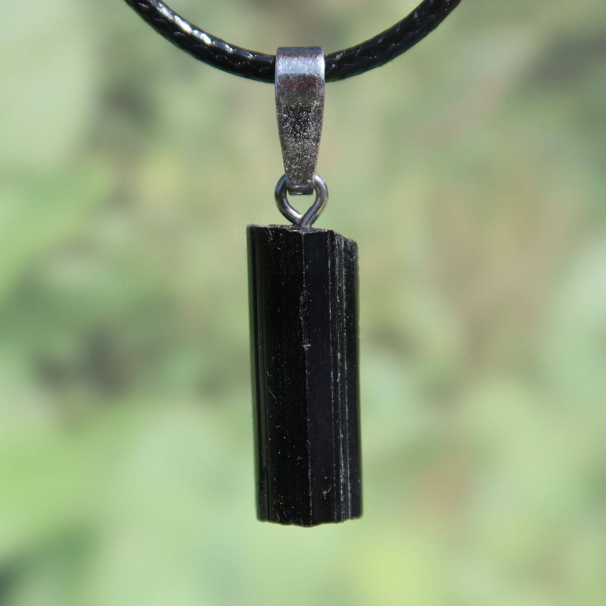 Schwarzer Turmalin Schörl Anhänger 23mm mit Silberöse auf Lederband, Unikat Nr. 15, strahlend im Sonnenlicht, für Schutz und Klarheit