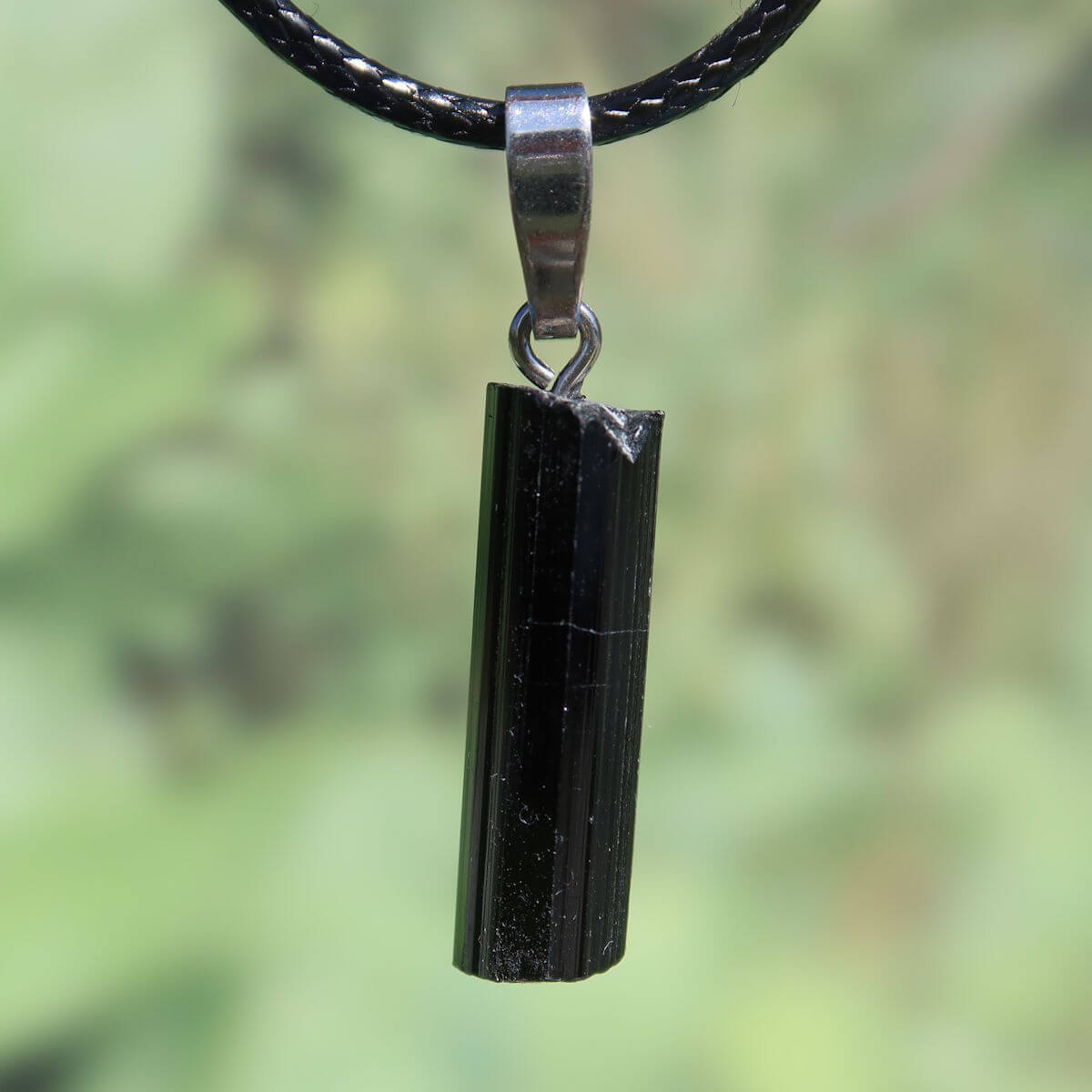Schwarzer Turmalin Schörl Anhänger mit Silberöse, 27mm Unikat, auf schwarzer Kordel, für Schutz und Abgrenzung